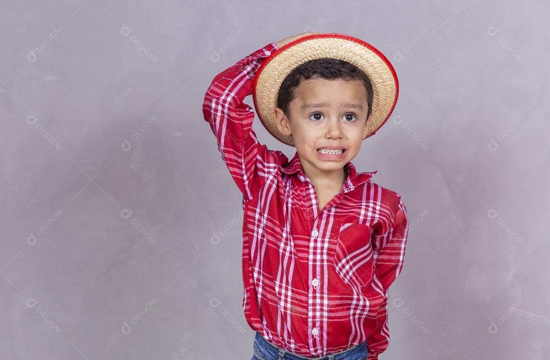 Menino bonitinho vestindo roupas típicas para Festa Junina