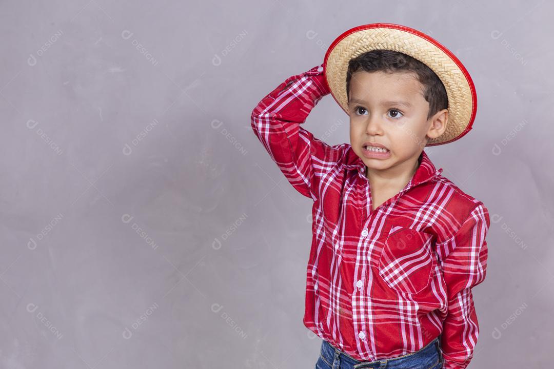 Menino bonitinho vestindo roupas típicas para Festa Junina