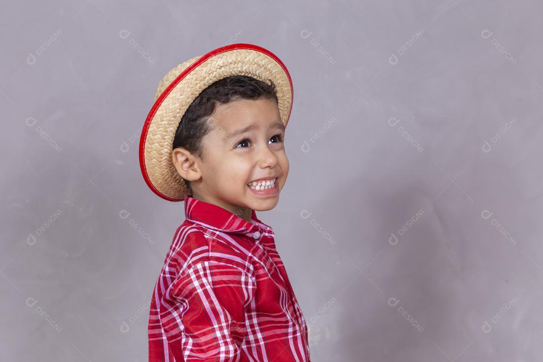 Menino bonitinho vestindo roupas típicas para Festa Junina