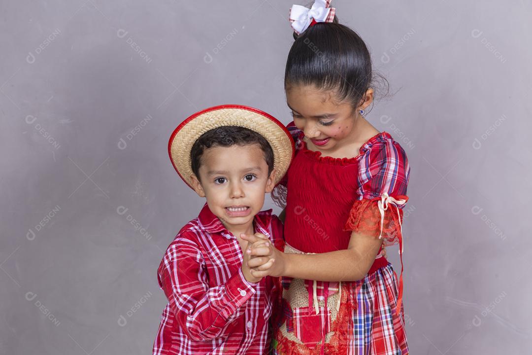 casal de irmãos vestindo roupas tradicionais para a Festa Junina