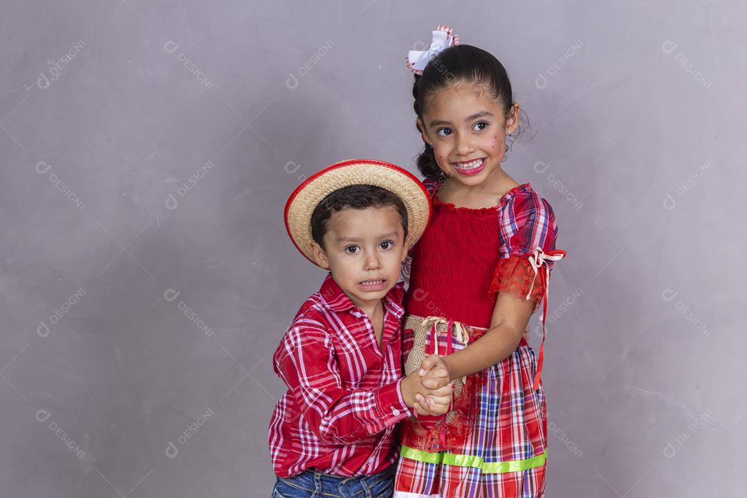 casal de irmãos vestindo roupas tradicionais para a Festa Junina