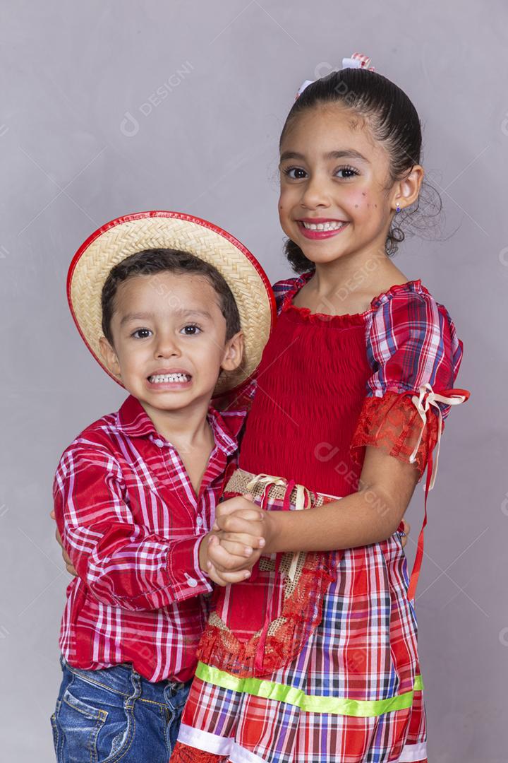 casal de irmãos vestindo roupas tradicionais para a Festa Junina