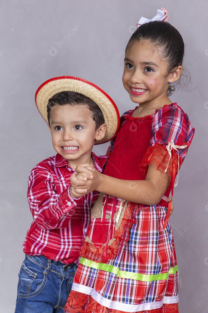 casal de irmãos vestindo roupas tradicionais para a Festa Junina