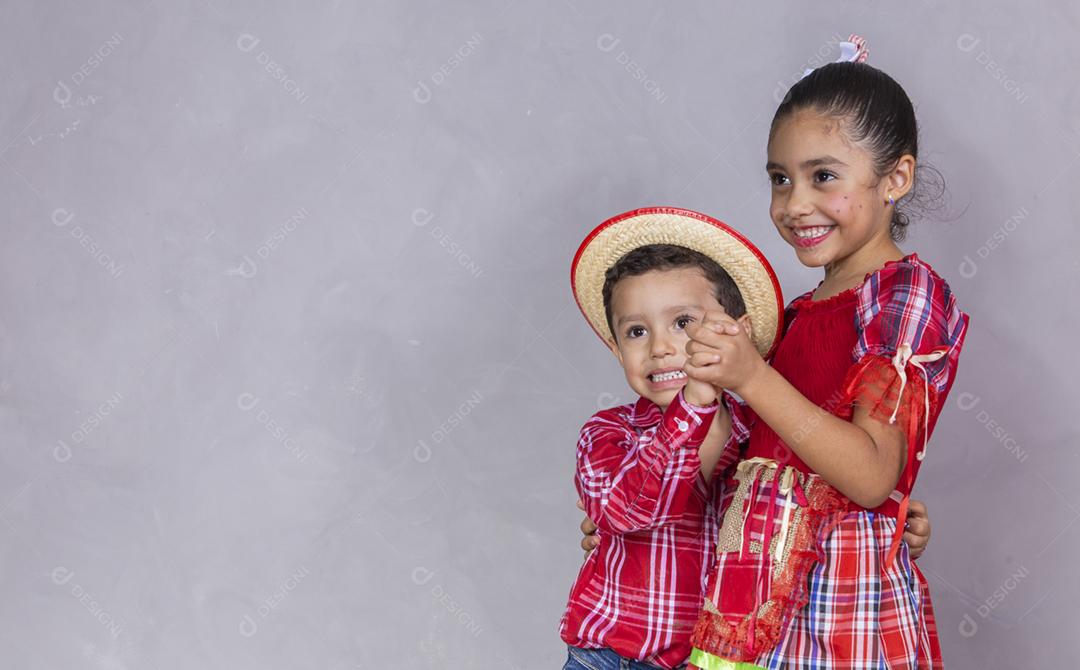 casal de irmãos vestindo roupas tradicionais para a Festa Junina