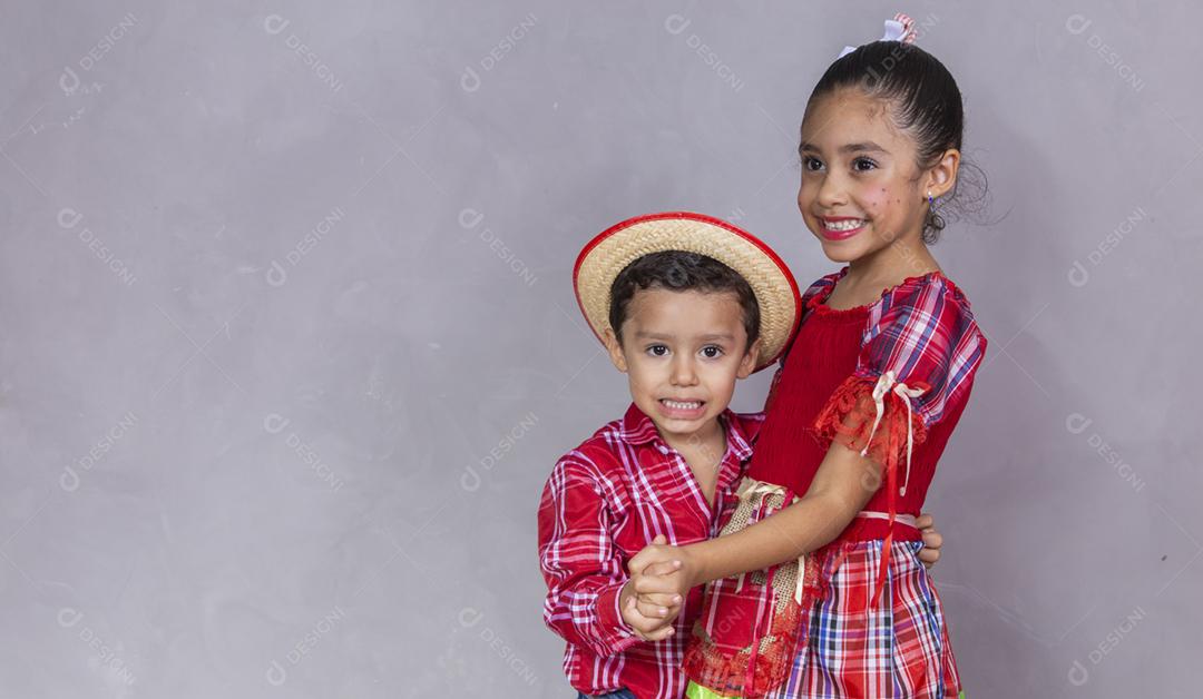 casal de irmãos vestindo roupas tradicionais para a Festa Junina