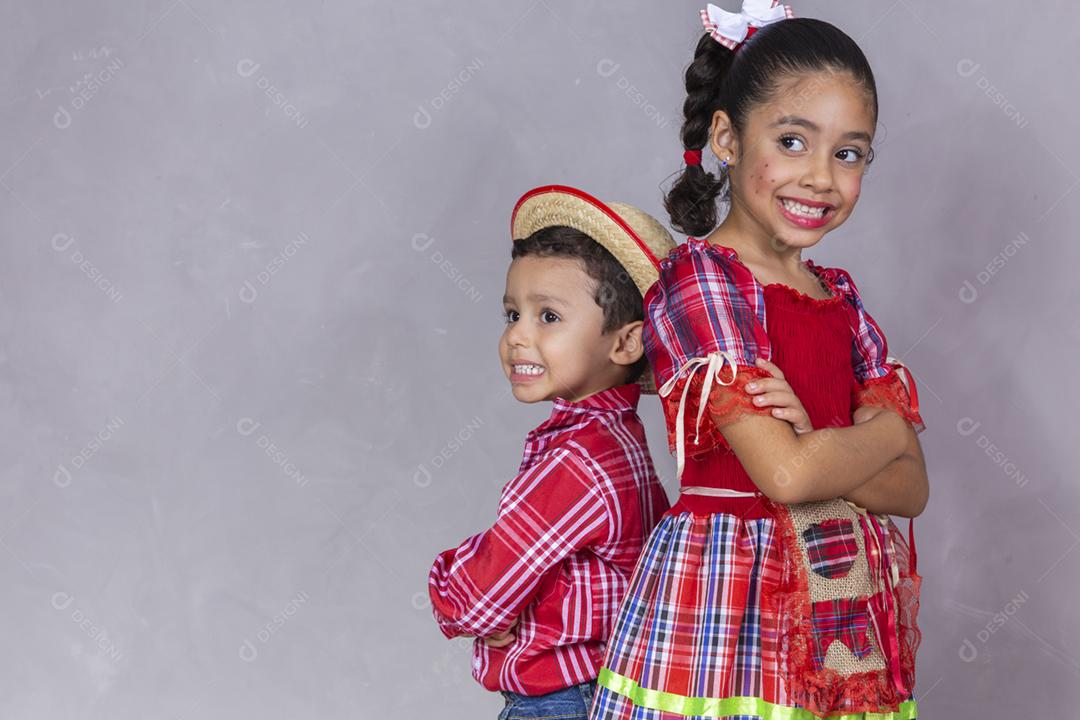 casal de irmãos vestindo roupas tradicionais para a Festa Junina