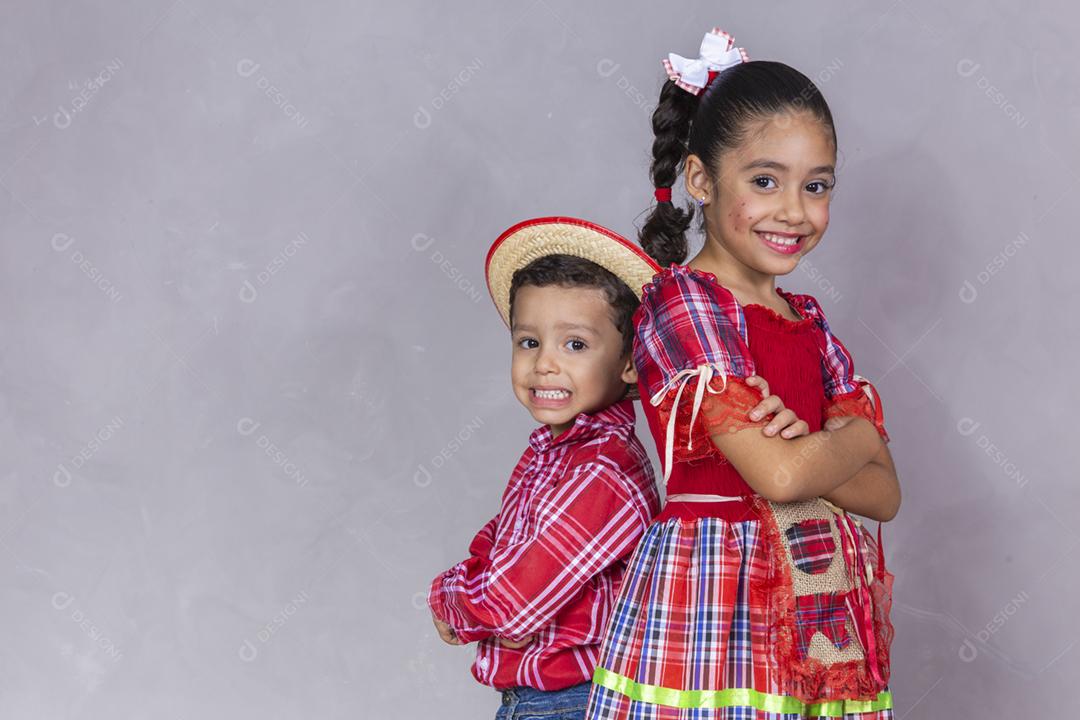 casal de irmãos vestindo roupas tradicionais para a Festa Junina