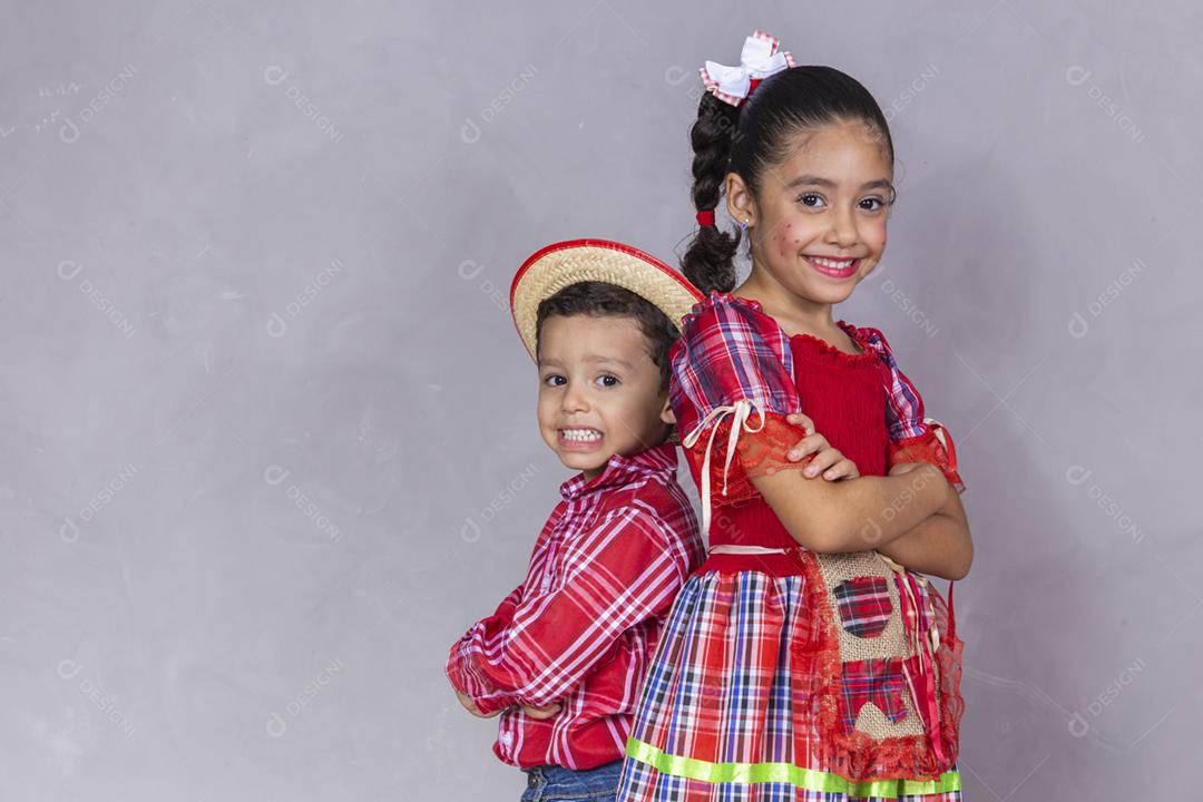 casal de irmãos vestindo roupas tradicionais para a Festa Junina