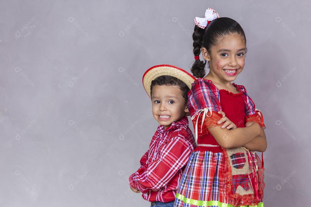 casal de irmãos vestindo roupas tradicionais para a Festa Junina