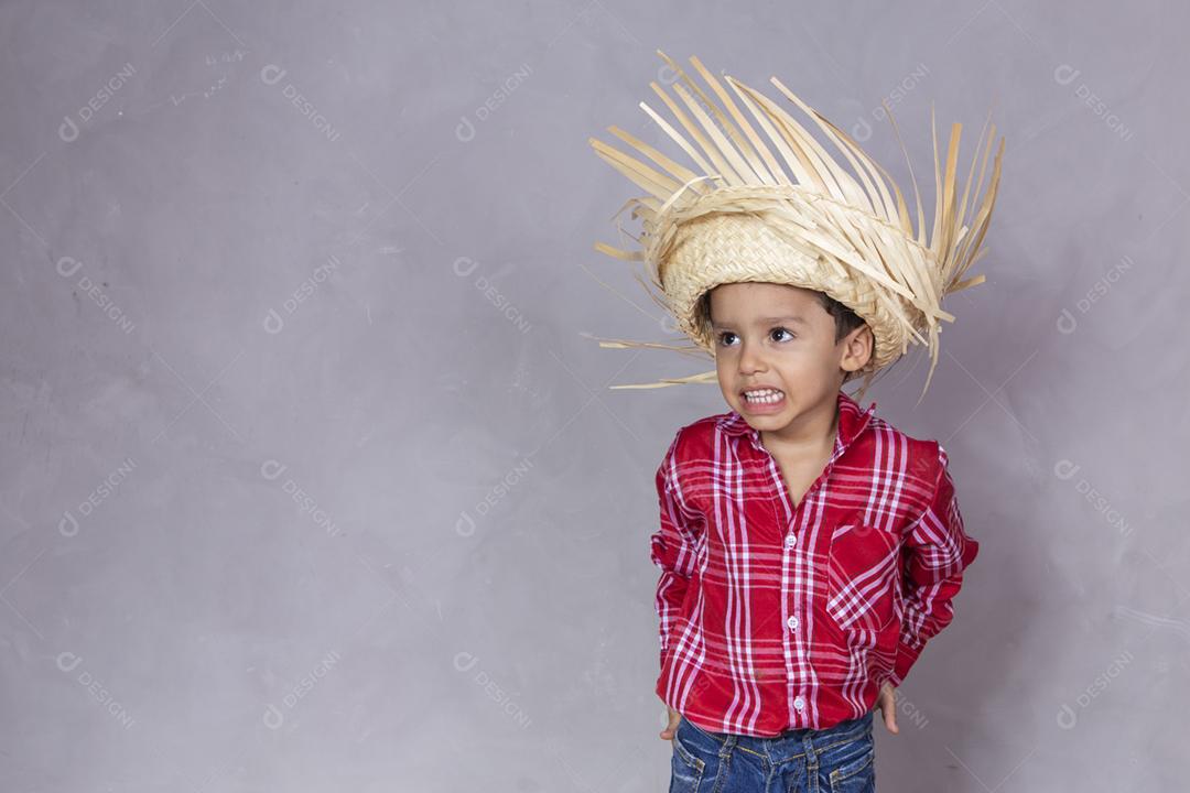 homenzinho com roupas típicas de festa junina.