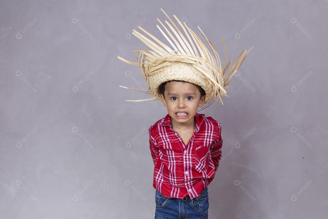 homenzinho com roupas típicas de festa junina.