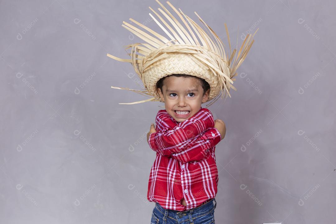 Menino criança com roupas típicas da famosa festa brasileira
