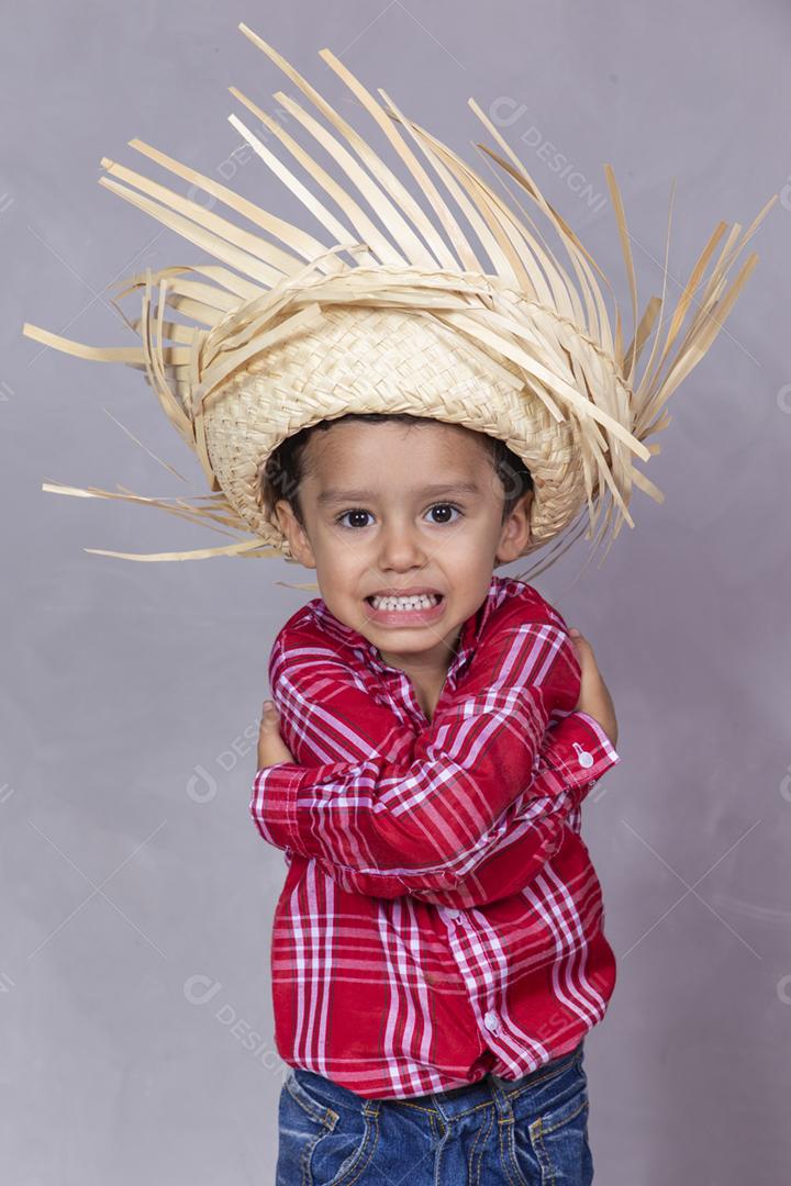 Menino criança com roupas típicas da famosa festa brasileira