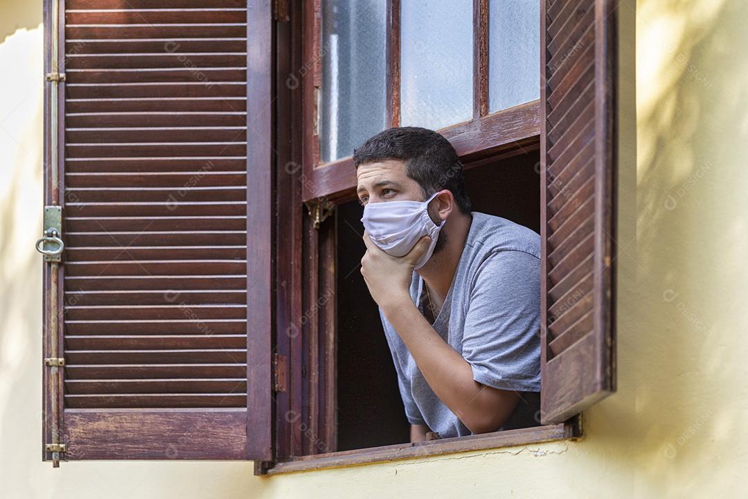 homem com mascara de proteção branca