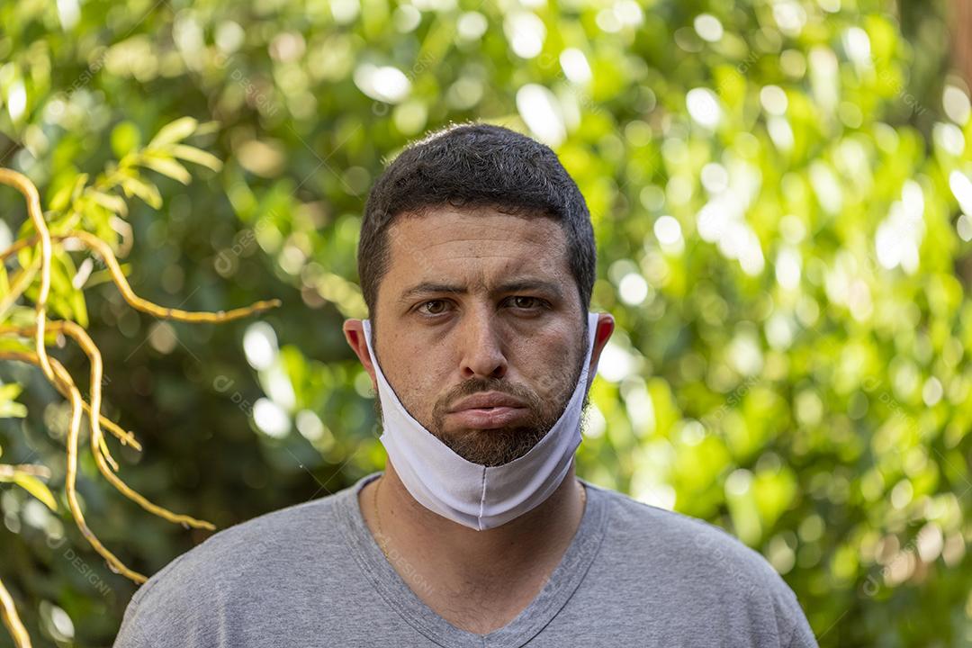 homem co mascara de proteção abaixanda no quiecho