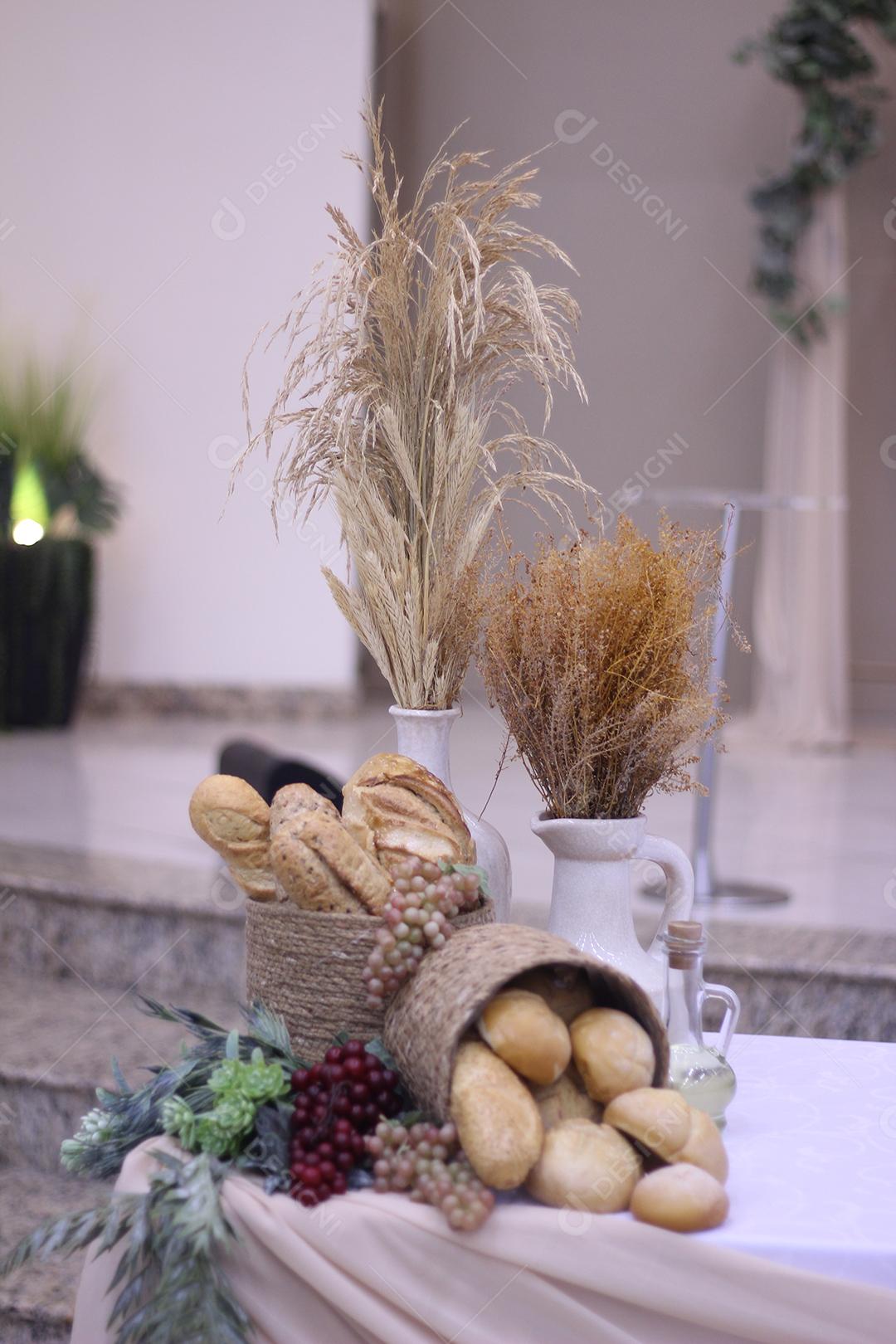 Banquete comida pãos caindo sacola sexta mesa branca