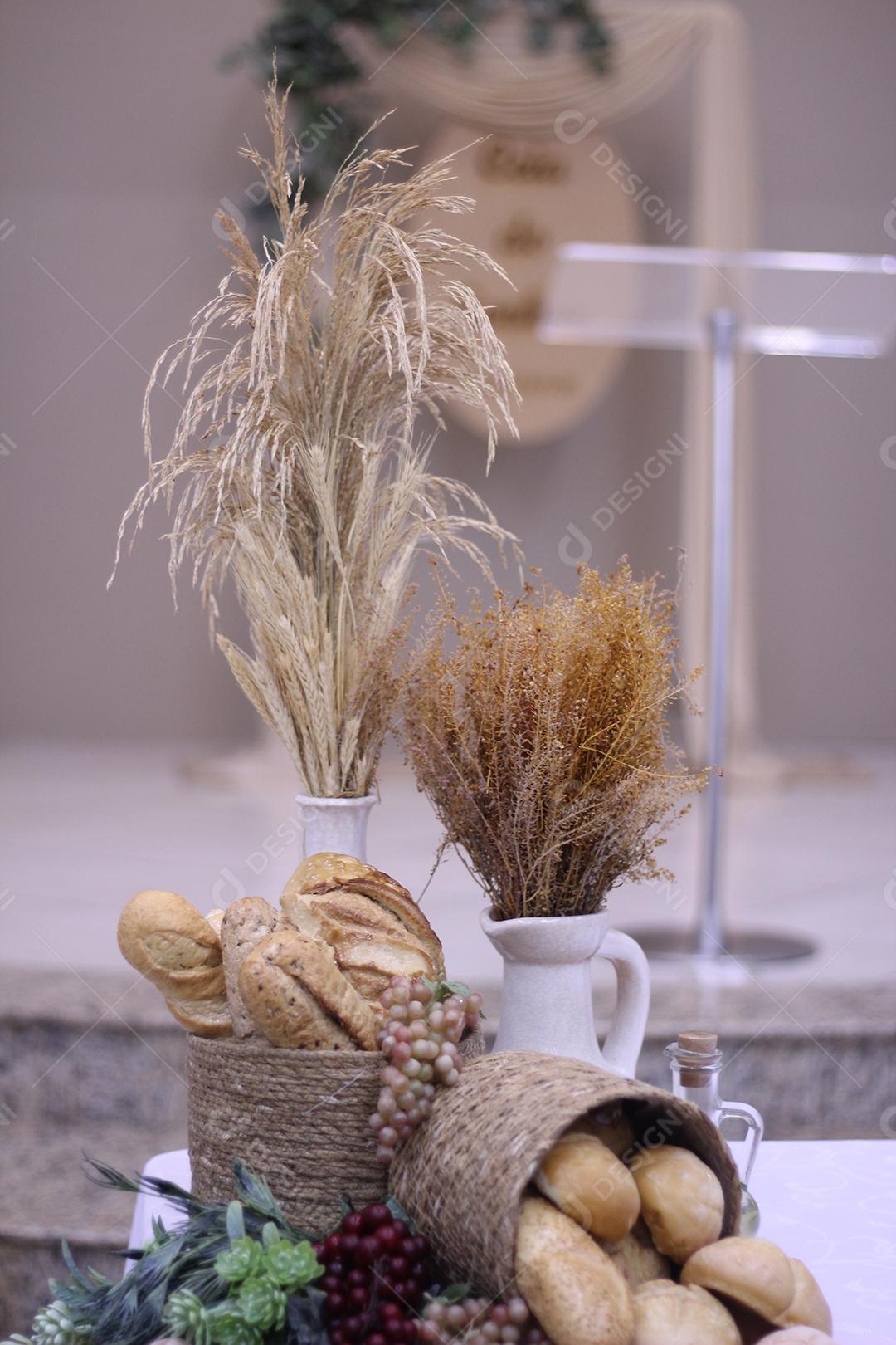 Banquete comida pãos caindo sacola sexta mesa branca