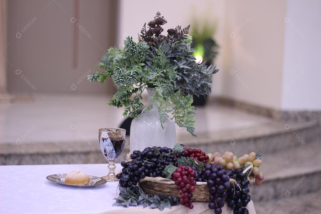 Sexta com uvas comida frutas mesa branca