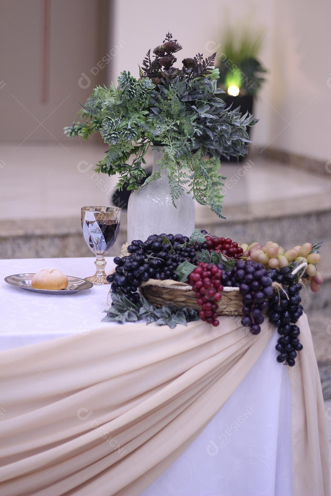 Sexta com uvas comida frutas mesa branca