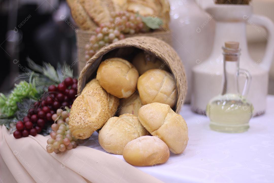 Banquete comida pãos caindo sacola sexta mesa branca