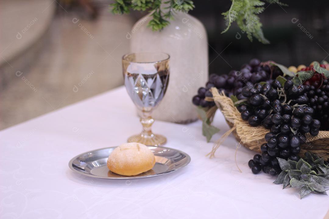 Banquete comida pãos caindo sacola sexta mesa branca