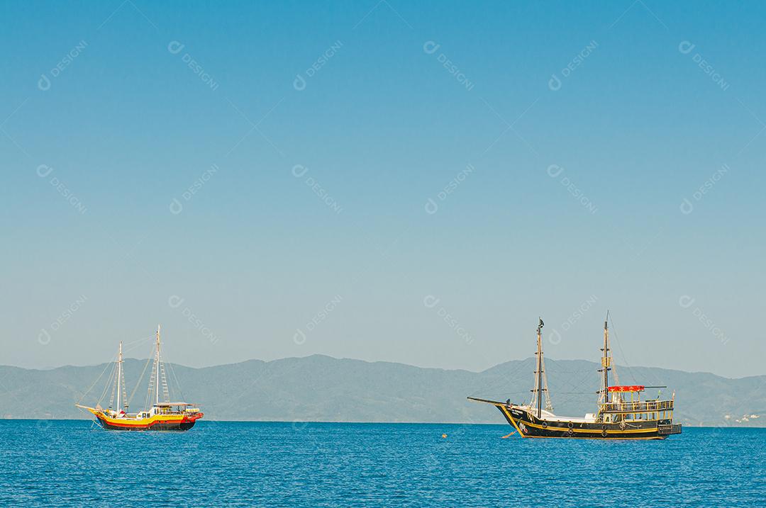 Navios navegando sobre mar praia paisagem