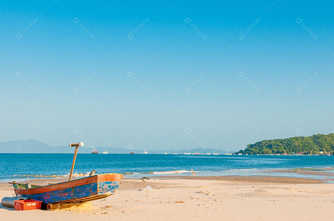 Paisagem praia ondas mar dia ensolarado