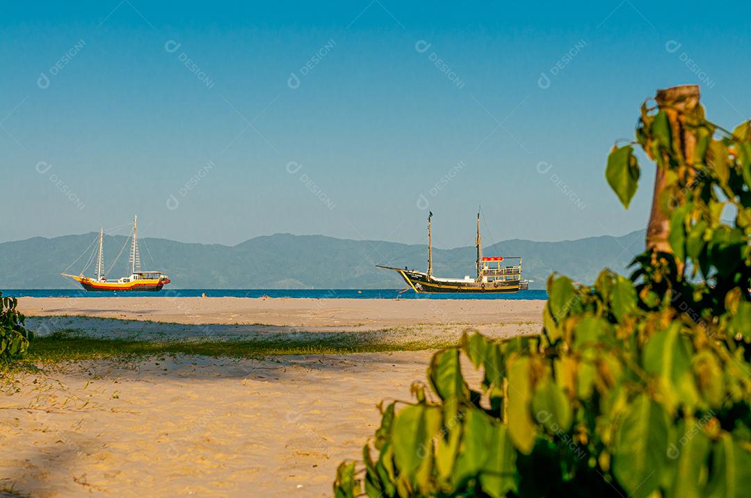 Navios navegando sobre mar praia paisagem
