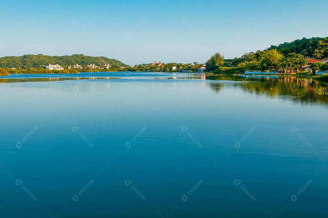 Paisagem praia mar floresta céu azul