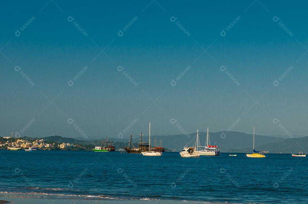 Navios navegando sobre mar praia paisagem