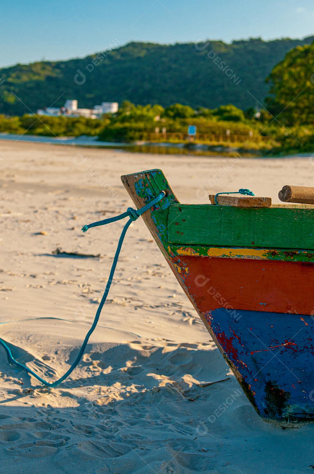 Barco sobre areia frente a praia dia ensolarado