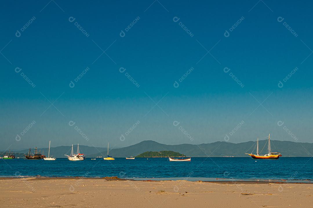 Navios navegando sobre mar praia paisagem