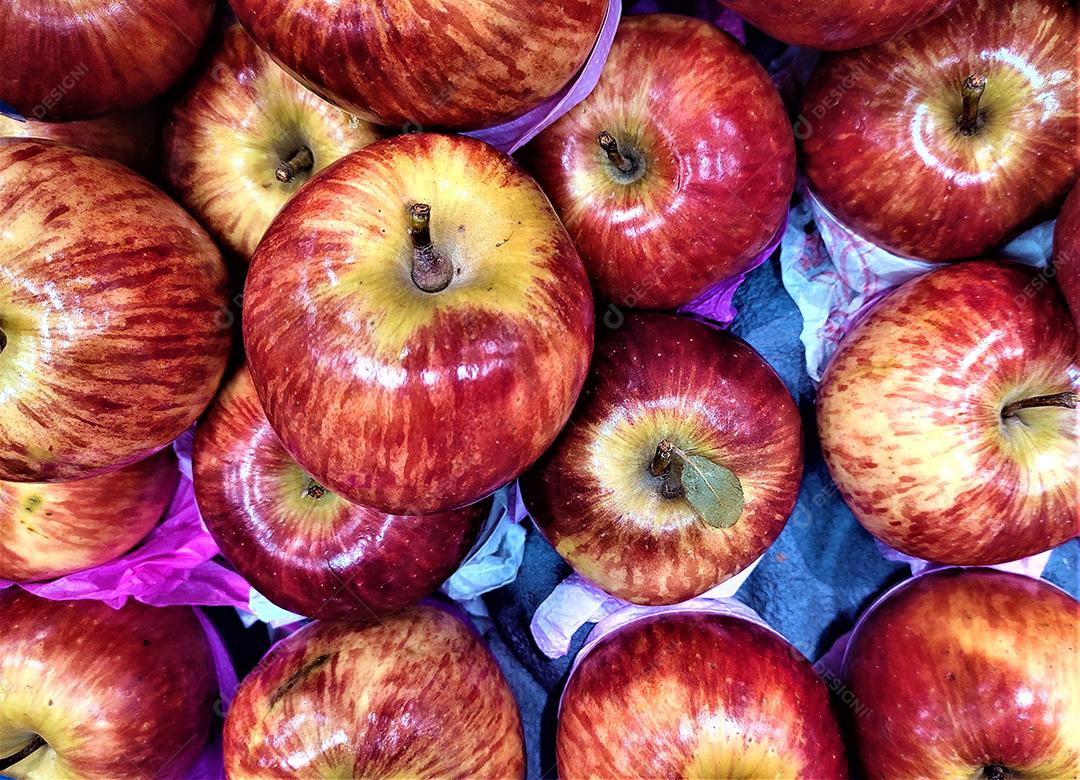 Comida frutas maçãs sobre pratileiras de mercado supermercado