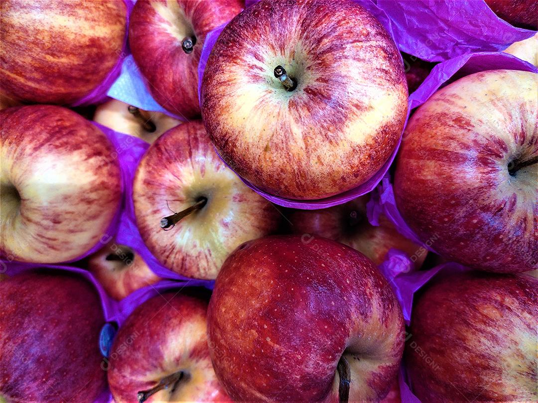 Comida frutas maçãs sobre pratileiras de mercado supermercado