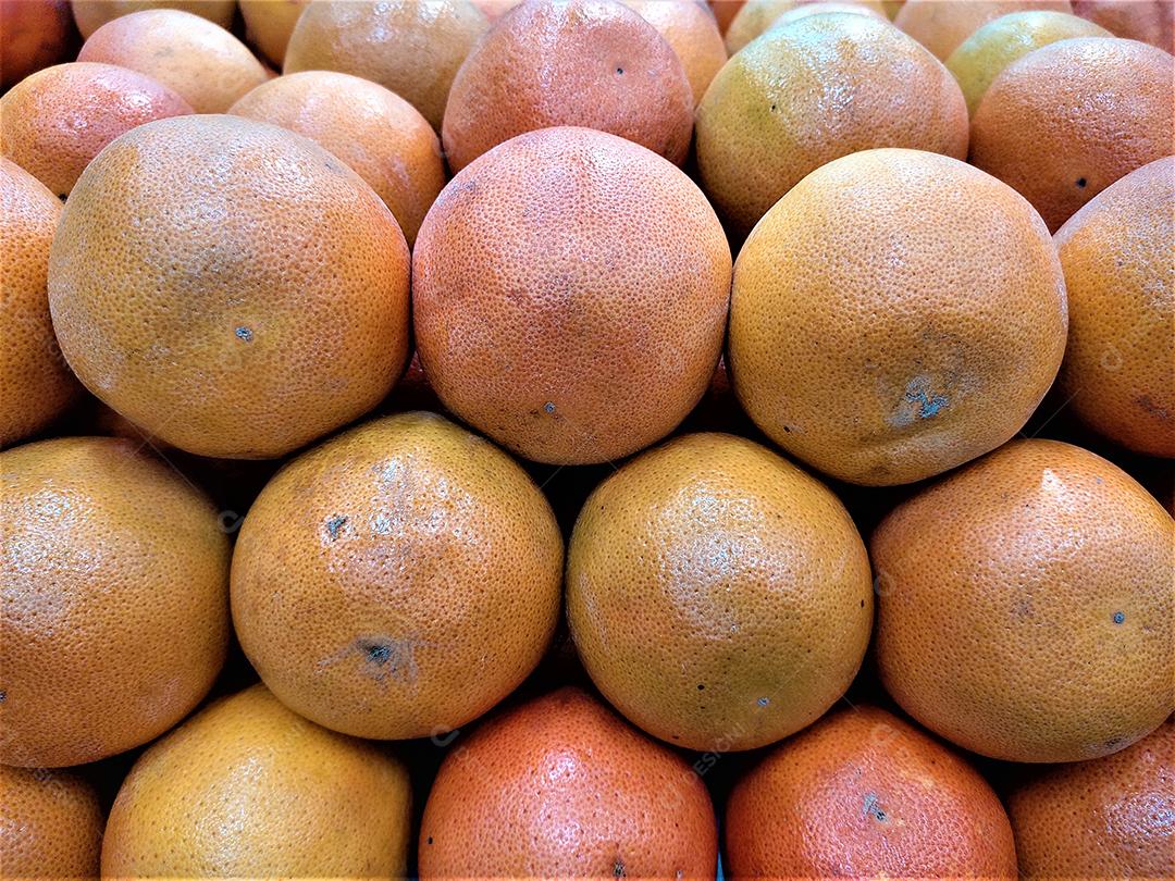 Comida frutas laranja sobre pratileiras de mercado supermercado