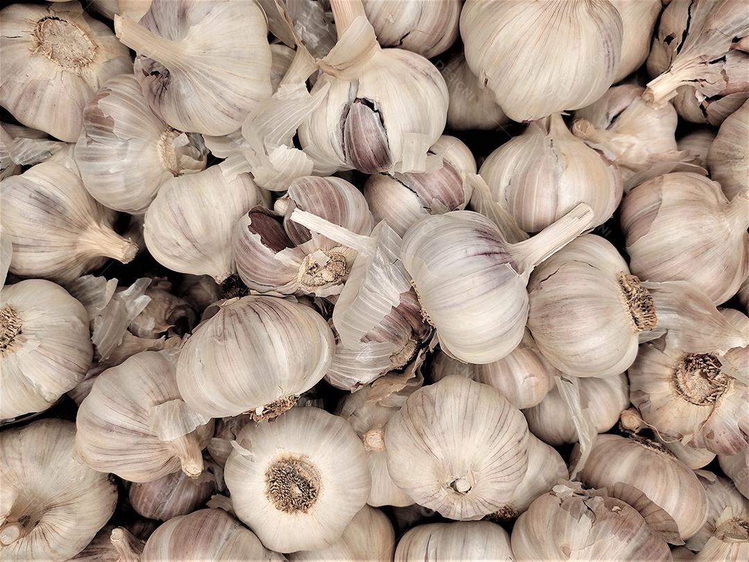 Comida verdura alho sobre pratileiras de mercado supermercado