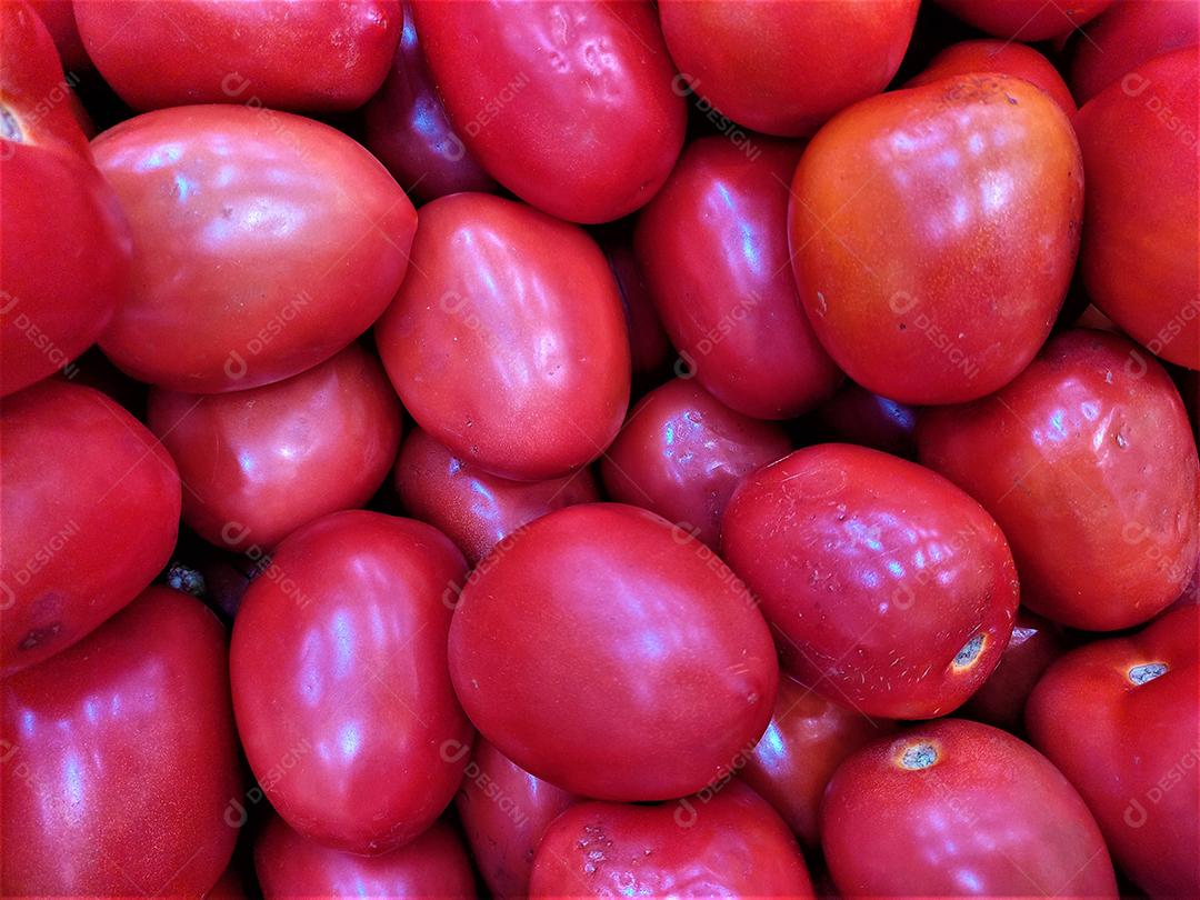 Verduras tomate sobre pratileiras de mercado supermercado