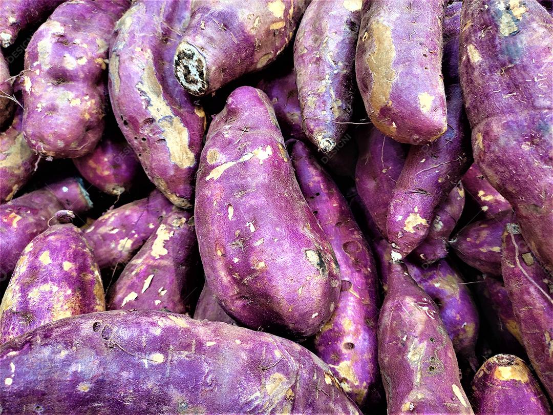 Verduras batata sobre pratileiras de mercado supermercado