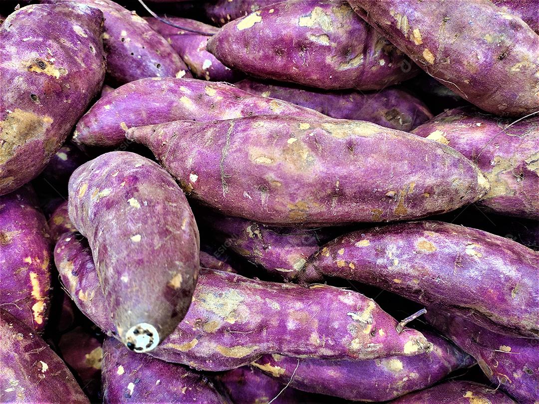 Verduras batata sobre pratileiras de mercado supermercado