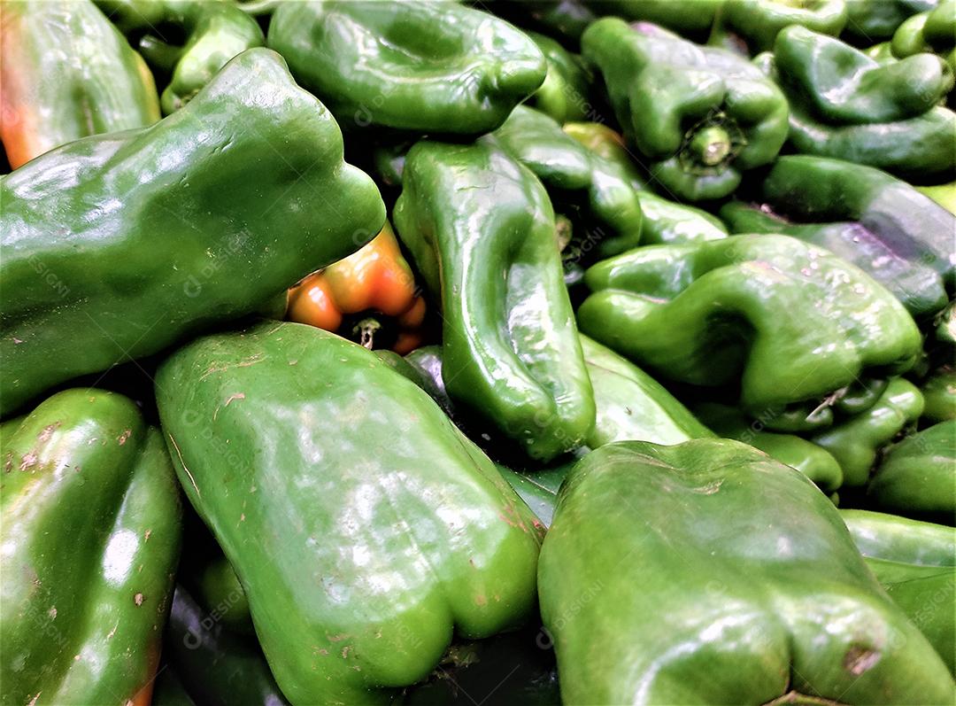 Verduras pimentao sobre pratileiras de mercado supermercado