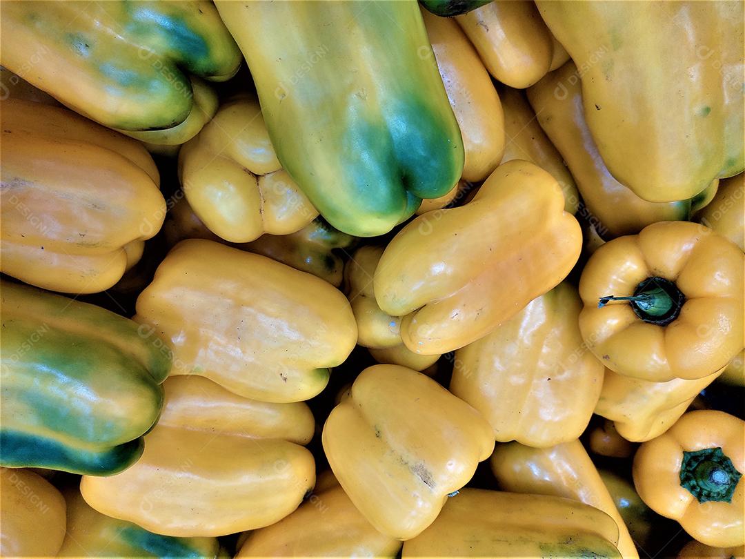 Verduras pimentao sobre pratileiras de mercado supermercado