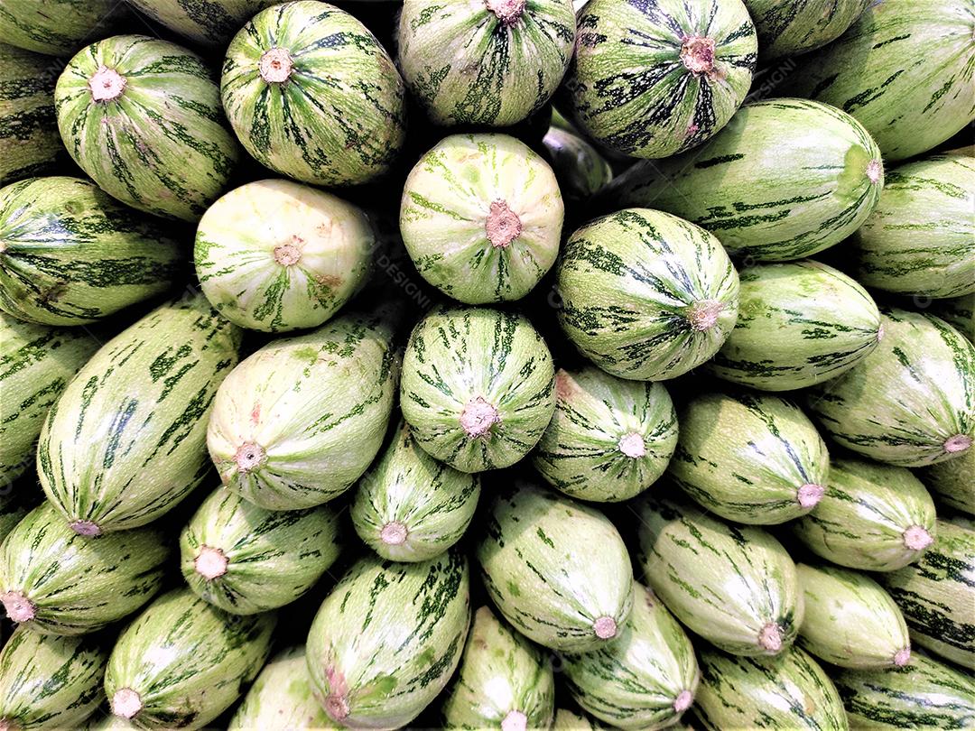 Verduras abobrinha sobre pratileiras de mercado supermercado