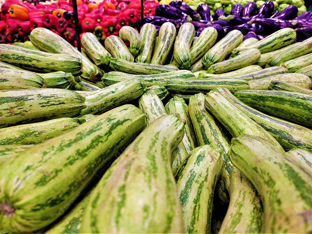 Verduras abobrinha sobre pratileiras de mercado supermercado