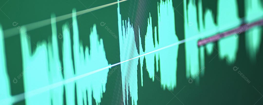 Cor verde do espectro de áudio. Estúdio de gravação. Tela de computador.