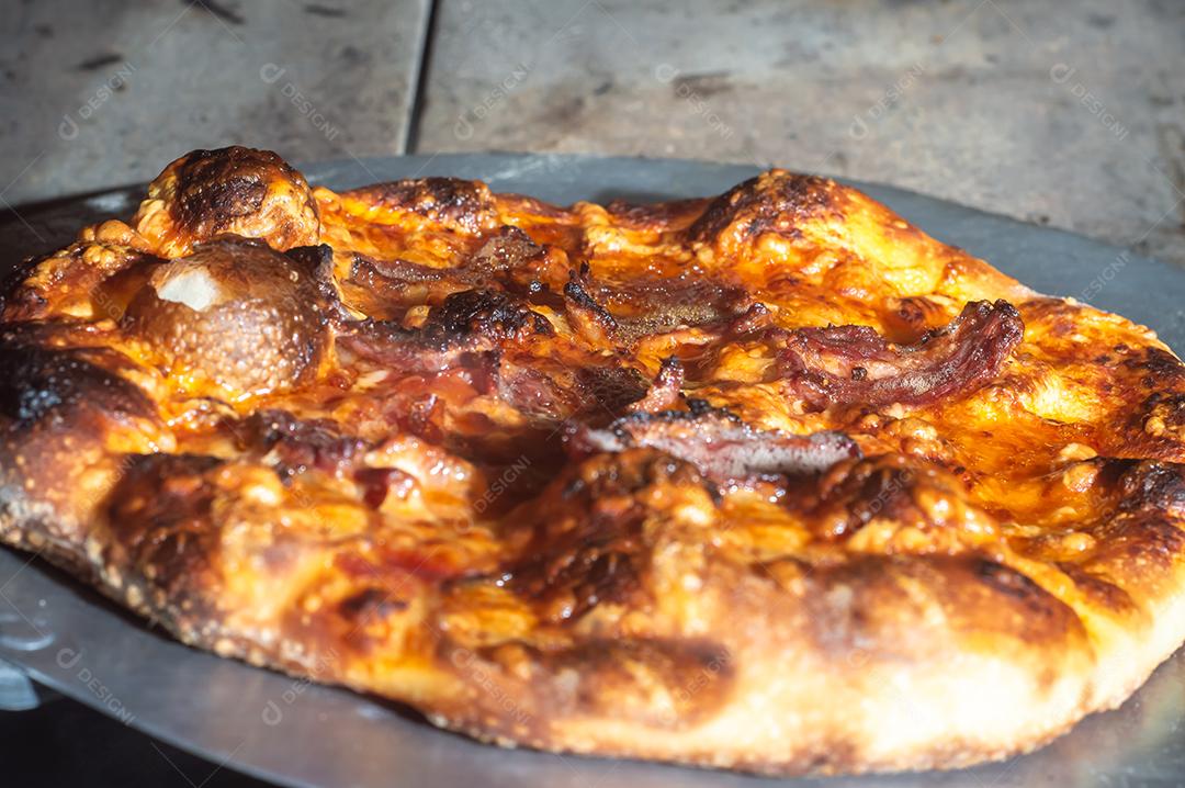 Pizza italiana caseira com fermentação natural, vários sabores entre eles pastrami, bacon e carne de porco desfiada