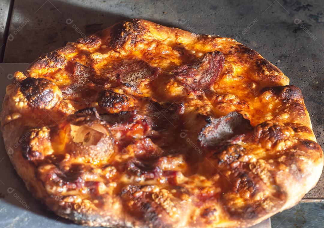 Pizza italiana caseira com fermentação natural, vários sabores entre eles pastrami, bacon e carne de porco desfiada