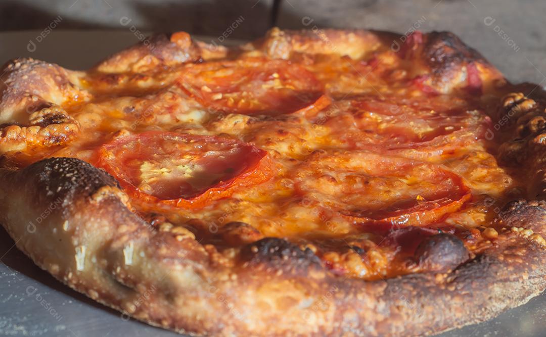 Pizza italiana caseira com fermentação natural, vários sabores entre eles pastrami, bacon e carne de porco desfiada