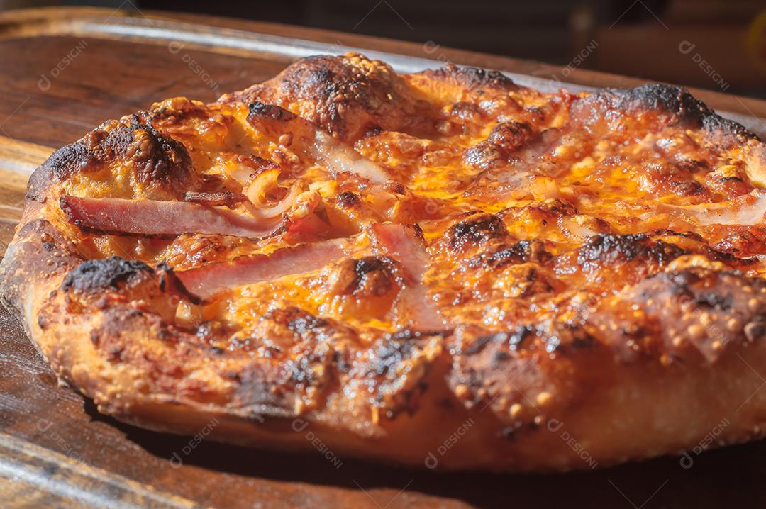 Pizza italiana caseira com fermentação natural, vários sabores entre eles pastrami, bacon e carne de porco desfiada