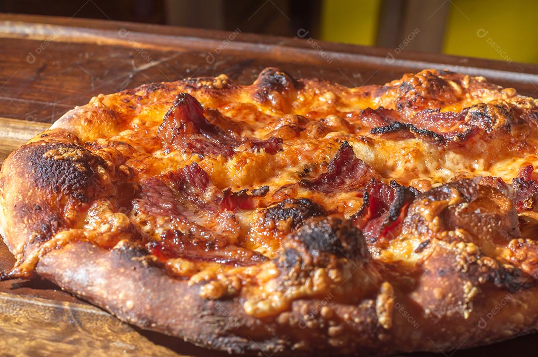 Pizza italiana caseira com fermentação natural, vários sabores entre eles pastrami, bacon e carne de porco desfiada