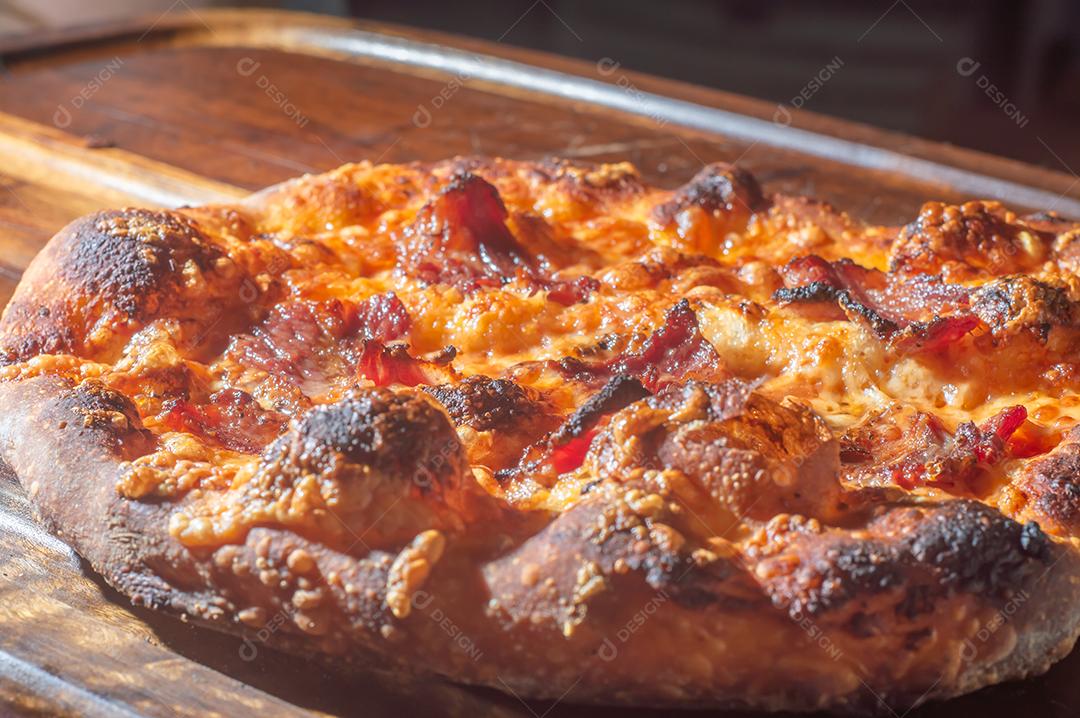 Pizza italiana caseira com fermentação natural, vários sabores entre eles pastrami, bacon e carne de porco desfiada